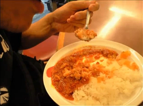 ↑ 前回発売時に食した人の様子・感想を収録した動画。「松屋をなめていた(けど素晴らしい味だった)」というコメントが印象深い。