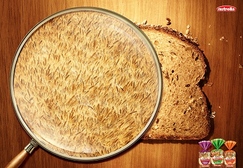 ↑ ごく普通の食パン。虫眼鏡で拡大して見ると……パンの生地が無数の小麦の穂で出来ているという次第