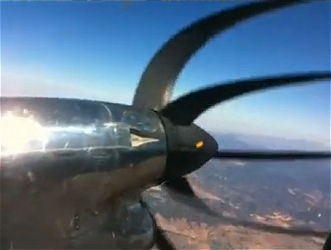 ↑ これはiPhoneで本人が搭乗している飛行機のプロペラを撮影したもの。iPhone recording of a propeller。