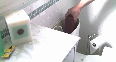 ↑ トイレのタンクに入れて節約。入れ方を間違えると破損する場合や、水圧が足りなくて水がうまく流れなくなる場合もあるので注意。