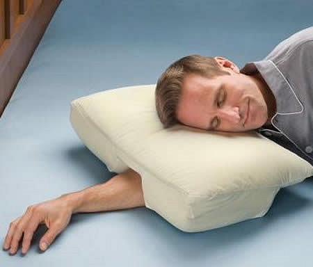 ↑ 腕を伸ばしたまま眠れる枕、The Arm Sleeper's Pillow