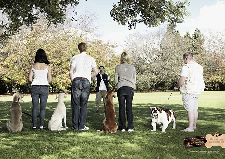 ↑ 3人のスマートな飼い主と3匹のスマートな犬、そして右端には小太りな飼い主と小太りな犬……いや、右端の犬だけブルドックだから、同じくスマートってのは無理があるでしょというツッコミはおいといて、と。