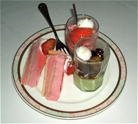 略奪ぶりにまともな形のケーキすら取れず