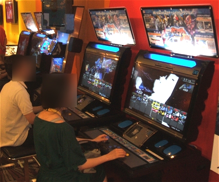 ↑ アーケードゲームのガンダムV.Sシリーズ最新作「機動戦士ガンダム EXTREME VS.」
