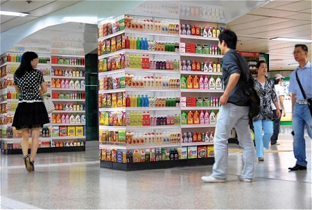 ↑ 地下鉄通路内のあらゆる柱に「商品が並ぶ」かのような……