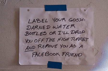 ↑ 「汚い水のボトルにはちゃんとラベルを貼っておいてね。さもなきゃ高いところから突き落として、あなたとのFacebookとのフレンド関係解除するよ?」