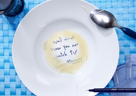 ↑ お皿の底に書かれたメッセージに母親の愛情が