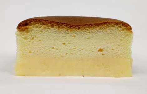 ↑ シェリエドルチェ プリンの入ったチーズスフレ。下の焼きプリンの上にチーズスフレが載っている形。上から見ると普通のチーズスフレに見えるけど、実は……と驚くことになる