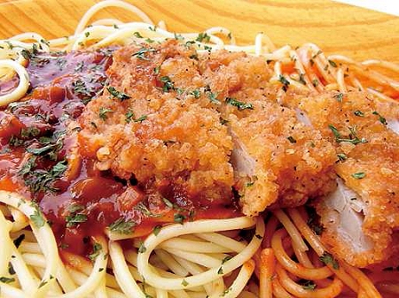 ↑ パスタ屋 フライドチキンのよくばりミート&ナポリタン(上)と、フライドチキンが乗っている「ミートソース」「ナポリタン」境界線付近のようす(下)