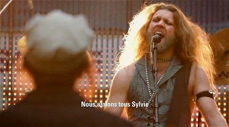 ↑ 8人の旅人に突如起きる素晴らしいハプニング。「Nous aimons tous Sylvie」とは「みんなシルヴィーが大好きだ」という意味。