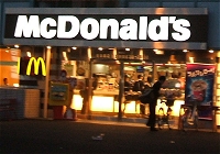 夜間のマクドナルド