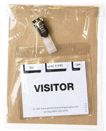 ↑ 段ボールで固定された、名札ホルダー。名前は「お客様(VISITOR)」。ぱっと見では意味が分からないが、よく目を凝らしてみると……