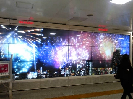 ↑ シャープが東京駅構内に設置した330インチのマルチデジタルサイネージ。