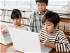 インターネットをする小学生
