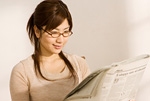 新聞を読む大学生