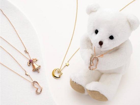 ↑ 「くまのぬいぐるみ」を付けたペンダント