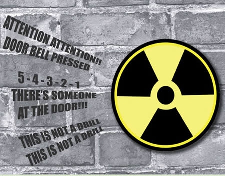 ↑ 怪しげなドアベルNuclear Doorbell……の住民側部分。