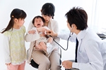 新生児とお医者さん