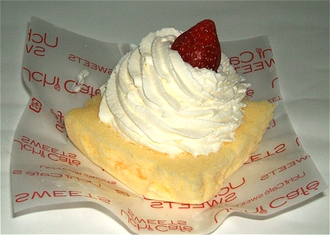 ケースから取り出すとこんな感じになる。「ウチカフェスイーツ」と無数に描かれたデザイナブルなシートが素敵