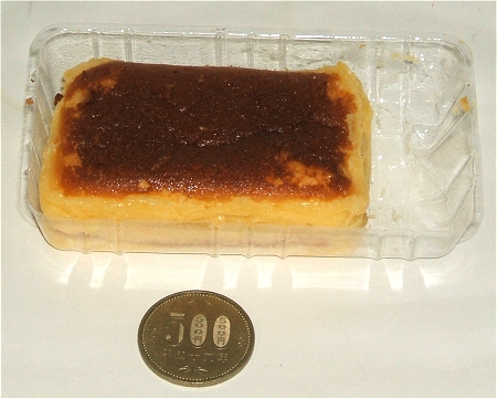↑ 袋から取り出してみる。サイズ比較のために500円玉を並べた。
