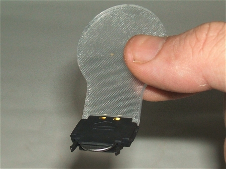 ↑ 電球部分を取り外す。この後、ボタン電池を外して新しいモノにつけかえ、本体に戻せば電池交換は終了。