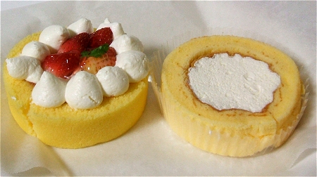 「苺のロールケーキ」(左)と「プレミアムロールケーキ」(右)