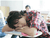 眠る大学生