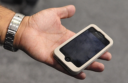↑ a Game Boy-inspired iPhone 4 caseにiPhone4を装着した時の表と裏