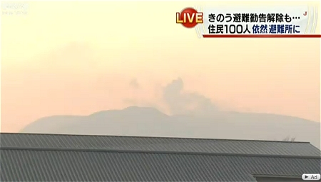 ↑ 霧島山(新燃岳)の噴火と周囲の状況を伝える報道(2月6日付け)。