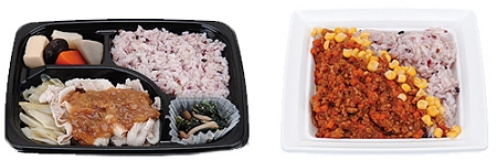 ↑ 「ゆで豚の香味ソースかけ弁当」(左、500円)と「トマトのドライカレー」(右、420円)