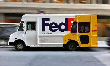 ↑ FedEXはいつもDHLより……