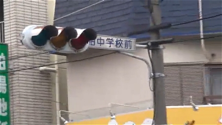 ↑ 昼間における計画停電で信号が消えた交差点。
