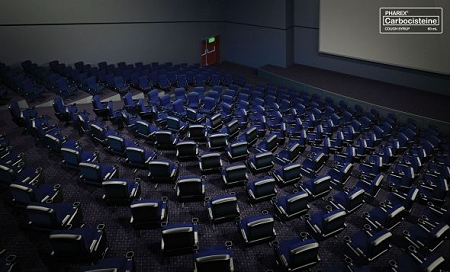↑ 一見普通の映画館のように見えるが、席の並びが……