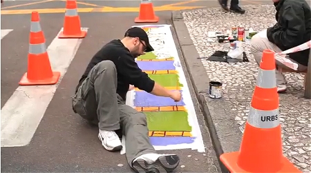 ↑ さまざまなアーティストらによって横断歩道は彩られていく