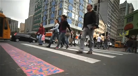 ↑ 横断歩道を使うことがごく当たり前の習慣として身に付くように。