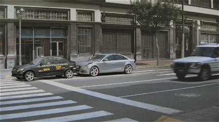 ↑ ……が、急に前方の黒自動車が止まったせいで、後続の銀色の自動車が止まり切れずに衝突