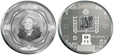 ↑ QRコードが刻印されたオランダの記念5ユーロ銀貨。QRコードが本物の短縮URLを示していることは確認済み