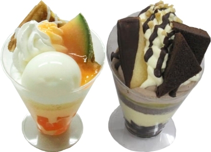 ↑ 「メロン&ワッフル」(左)と「チョコブラウニーバナナパフェ」(右)