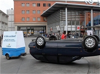 上下逆の自動車と貨車