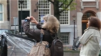 写真を撮る人々