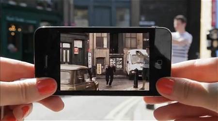 ↑ カップルの男性がカメラをかまえている情景をアプリで捕えていると、そこに映画のワンシーンとして、男性が自動車と接触するシーンが