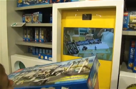 ↑ Animated Lego Digital Box at Downtown Disney Orlando。