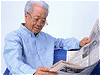 新聞を読むシニア