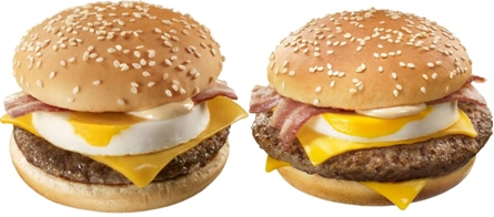 ↑ 「チーズ月見バーガー」(左)と「大月見(だいつきみ)バーガー」(右)