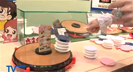 ↑ 東京おもちゃショー2011に展示された「まいど！お寿司たべすぎタワーゲーム」公式動画。