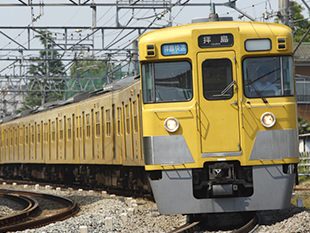 ↑ 西武鉄道新宿線を走る新2000系など。