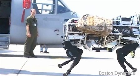 ↑ 新型ヘリV-22オスプレイから降り立つ「BigDog」