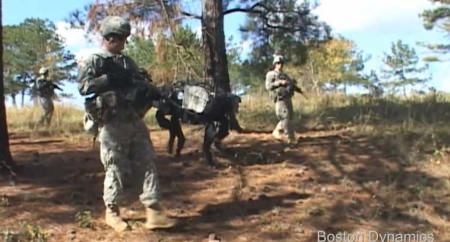 ↑ 歩兵と共に行軍する「BigDog」