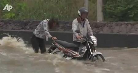 ↑ 10月14日付け・タイでの洪水を伝えるAP伝の公式動画。