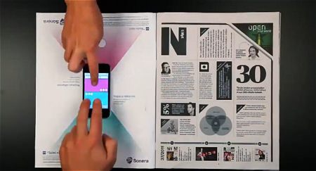 ↑ 色が変わったらスマートフォンのタッチパネルをぽんっと叩く。相手より速く反応できたら勝ち